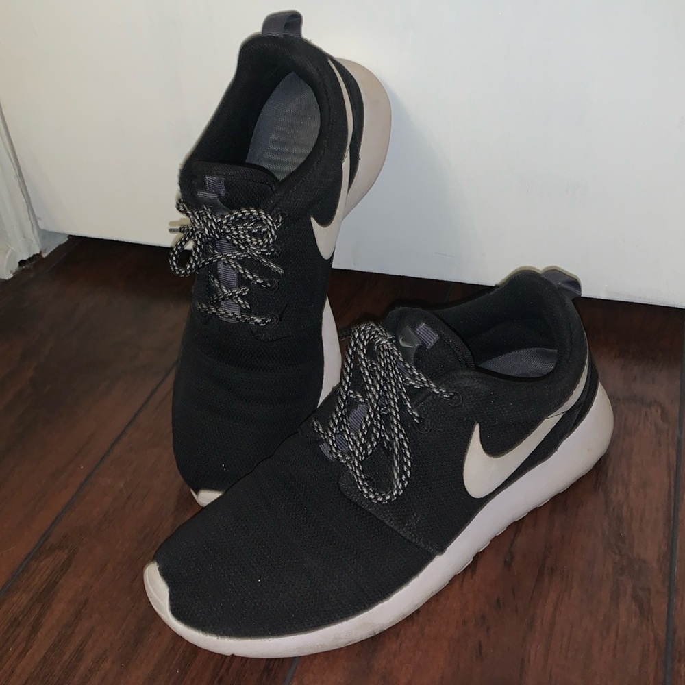 Black Nike Roshe